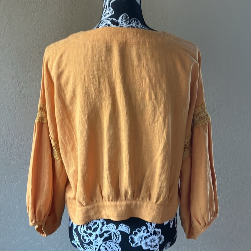 NWOT L FATE GOLDENROD PEARL BUTTON FRONT BELL LACE SLEEVES COTTON TOP - Picture 4 of 11